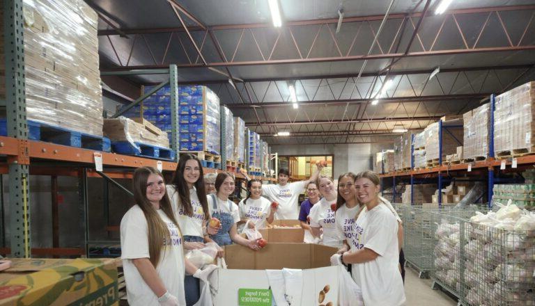 HSU的学生和员工在当地的食品银行做志愿者.